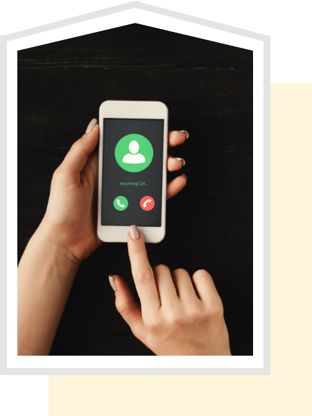 Ein Smartphone zeigt einen eingehenden Anruf mit einem grünen Anrufsymbol und zwei Auswahlmöglichkeiten.