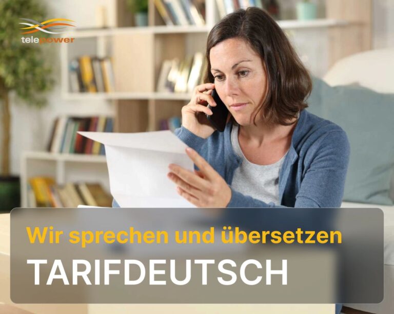 Frau sitzt am Tisch, hält ein Telefon am Ohr und betrachtet ein Blatt Papier; Telepower-Logo im linken Hintergrund; Overlay-Text 'Tarifdeutsch' sichtbar